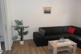 Wohnzimmercouch mit durchgang zum Schlafzimmer.JPG